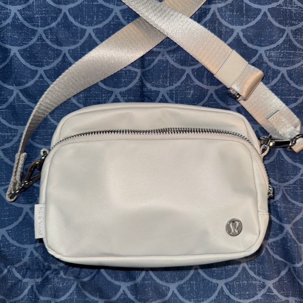 lululemon 2L everywhere crossbody bag